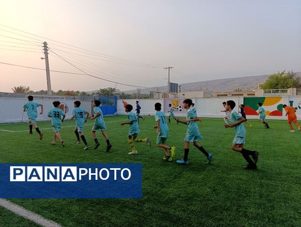 افتتاح زمین چمن مصنوعی آموزشگاه شهید مطهری مارم در فین