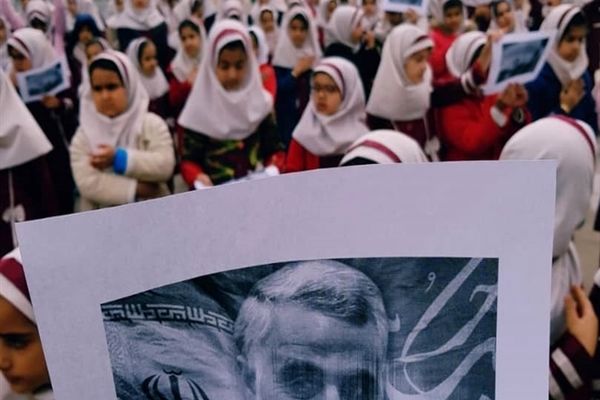 ادای احترام دانش‌آموزان مدارس زرین دشت به سردار شهید قاسم سلیمانی