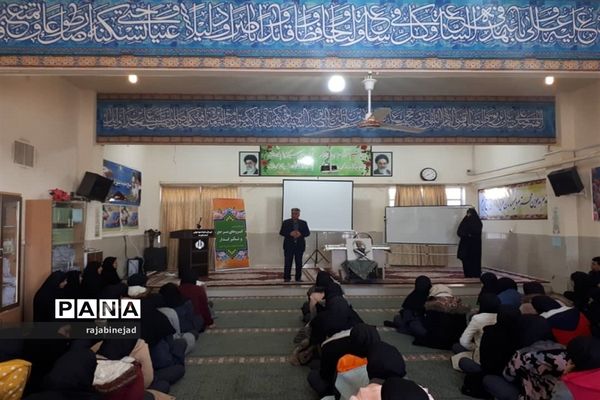 تجلیل از برگزیدگان مسابقات علمی، فرهنگی و قرآنی دبیرستان نمونه امام صادق(ع) ابرکوه