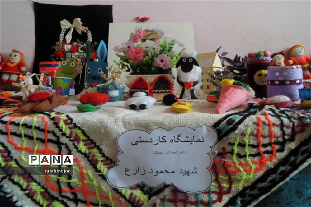 نمایشگاه دست‌ساز دانش‌آموزان شهید محمود زارع ابرکوه