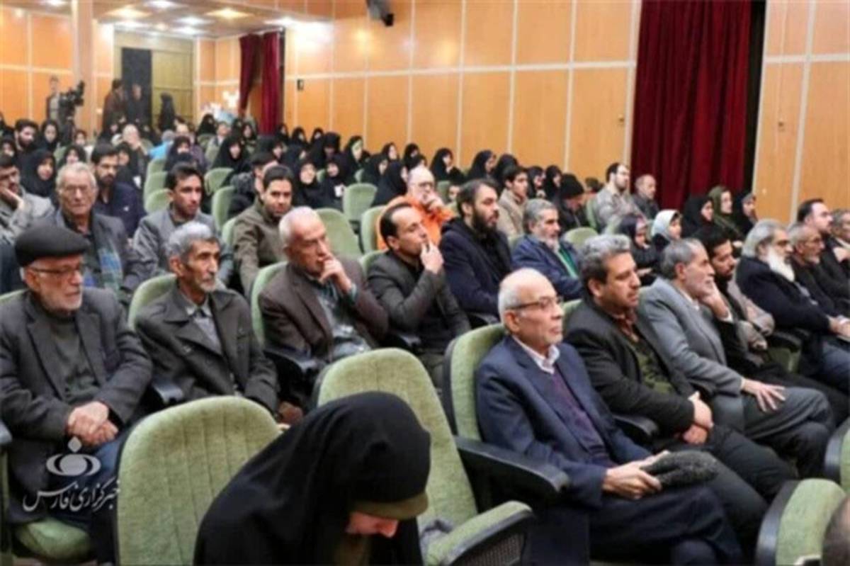 60 شاعر یزدی از اولین محفل ادبی سردار دل‌ها استقبال کردند
