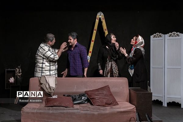 اجرای نمایش ازبیرون درسالن کوچک تالار محراب تهران