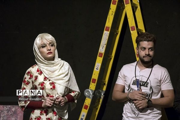 اجرای نمایش ازبیرون درسالن کوچک تالار محراب تهران