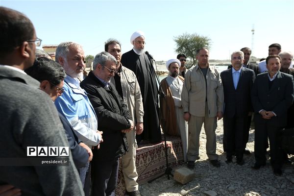بازدید حسن روحانی از مناطق سیل زده استان سیستان و بلوچستان