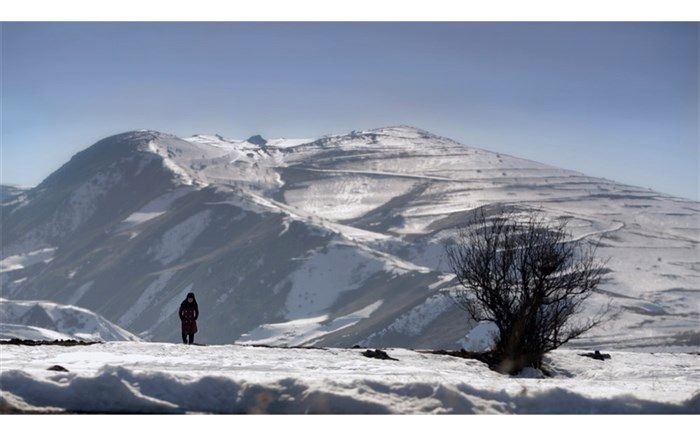 جاده های استان اردبیل بارانی و برفی است