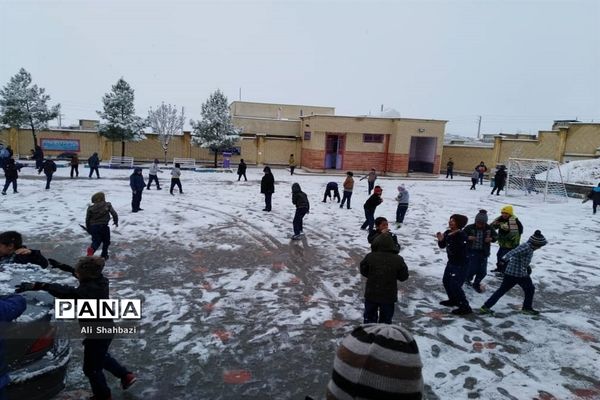 بازی کودکانه دانش‌آموزان منطقه ارژن در شادی بارش برف