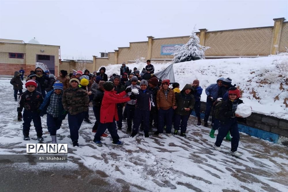 بازی کودکانه دانش‌آموزان منطقه ارژن در شادی بارش برف