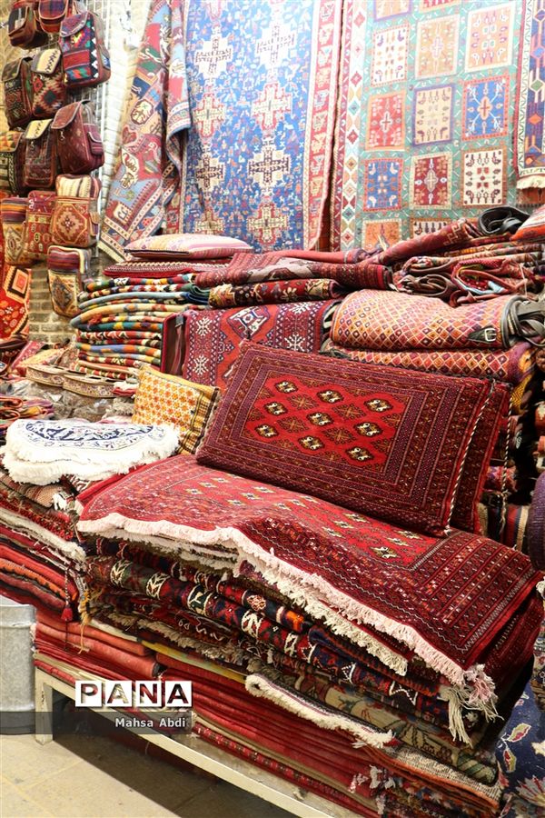 بازار وکیل، سرای رنگین کمان
