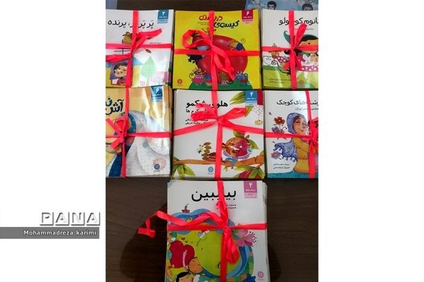 اهدا کتاب به دبستان شهید دستغیب علی آباد