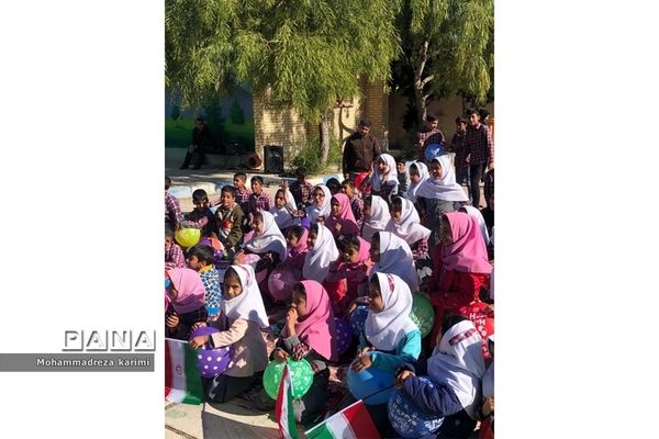 اهدا کتاب به دبستان شهید دستغیب علی آباد