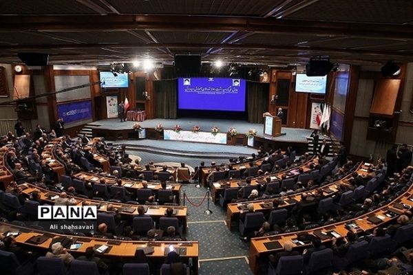 تقدیر از مدیرکل آموزش و پرورش استان در همایش ملی گرامیداشت هفته شوراهای آموزش و پرورش