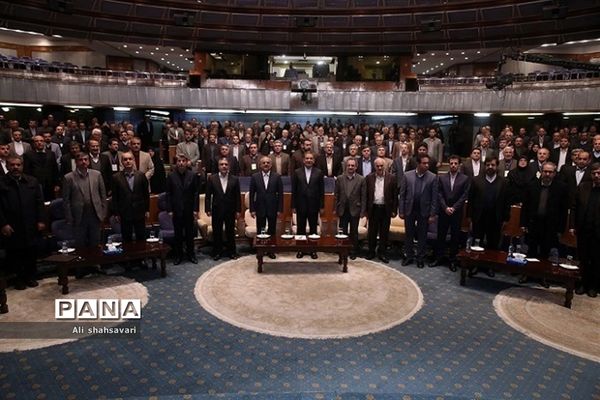 تقدیر از مدیرکل آموزش و پرورش استان در همایش ملی گرامیداشت هفته شوراهای آموزش و پرورش