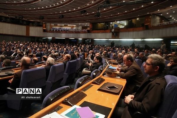 تقدیر از مدیرکل آموزش و پرورش استان در همایش ملی گرامیداشت هفته شوراهای آموزش و پرورش