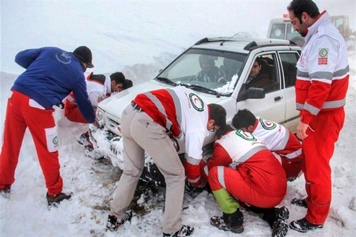 امدادرسانی به ۱۰۰۰ نفر در استان‌های درگیر برف و کولاک