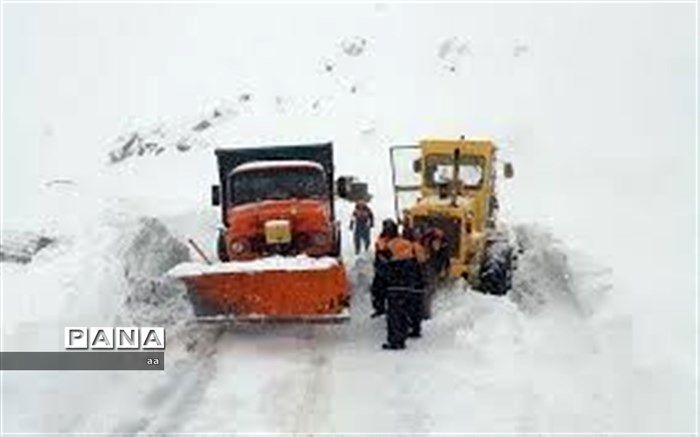 بارش برف تمام راه‌های روستایی بروجرد را مسدود کرد