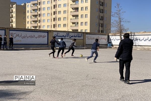 برگزاری مسابقات فوتبال بین کلاسی جام شهید سلیمانی در دبیرستان دوره دوم مومنین