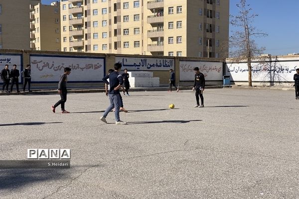 برگزاری مسابقات فوتبال بین کلاسی جام شهید سلیمانی در دبیرستان دوره دوم مومنین