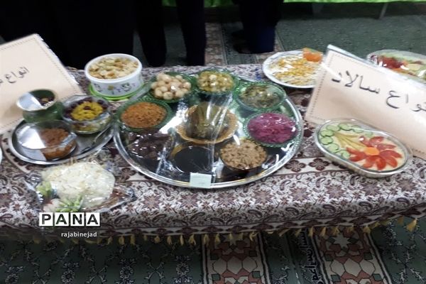 جشنواره تغذیه سالم در دبیرستان شهیده روحی ابرکوه