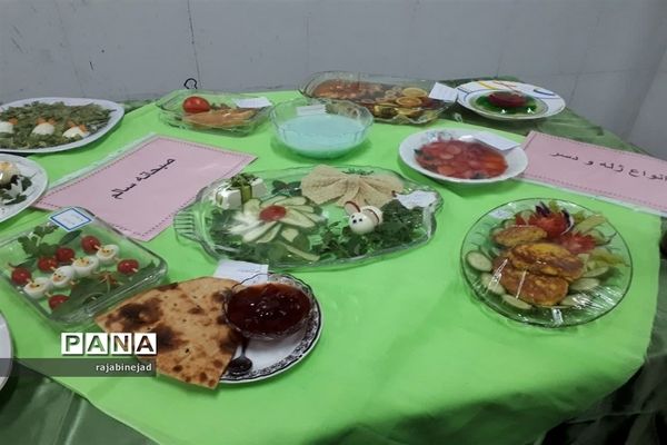 جشنواره تغذیه سالم در دبیرستان شهیده روحی ابرکوه