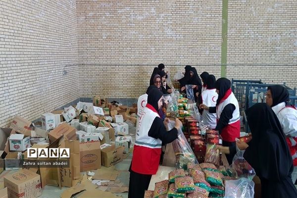 جمع آوری و بسته بندی کمک برای مناطق سیلزده؛ ایرانشهر