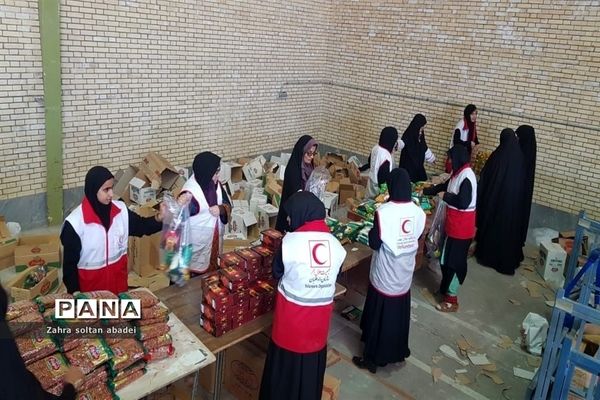 جمع آوری و بسته بندی کمک برای مناطق سیلزده؛ ایرانشهر