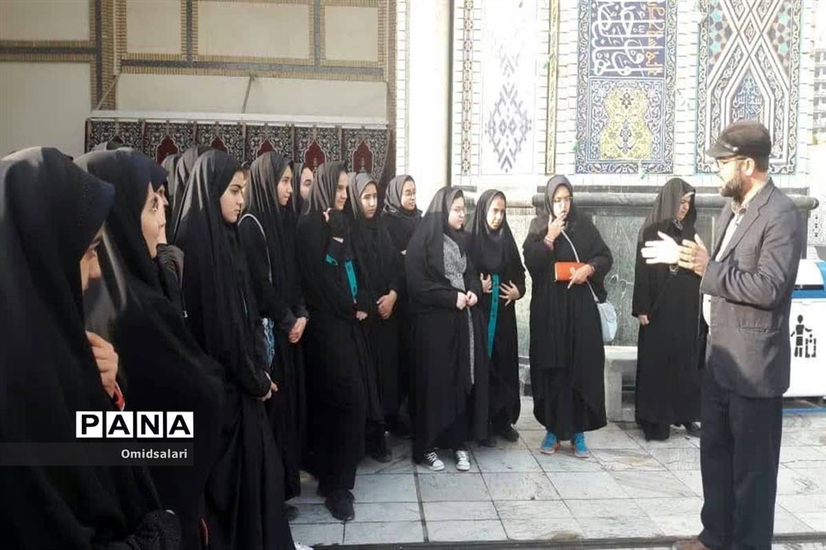 دانش آموزان دبیرستان سیدالشهدا ابرکوه در مشهد