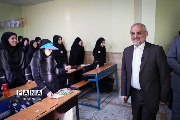 بازدید سرزده وزیرآموزش و پرورش از دبیرستان دخترانه کوثر