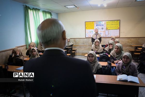 بازدید سرزده وزیرآموزش و پرورش از دبیرستان دخترانه کوثر