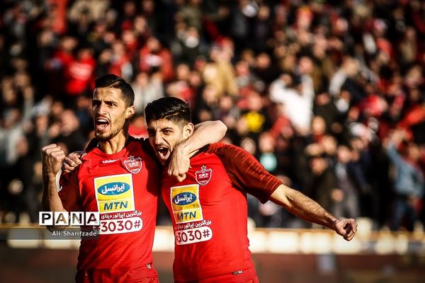 دیدار تیم‌های فوتبال پرسپولیس و تراکتورسازی