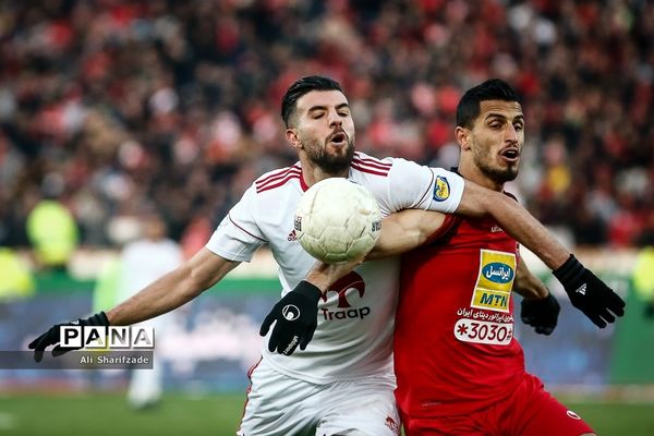 دیدار تیم‌های فوتبال پرسپولیس و تراکتورسازی