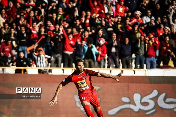 دیدار تیم‌های فوتبال پرسپولیس و تراکتورسازی