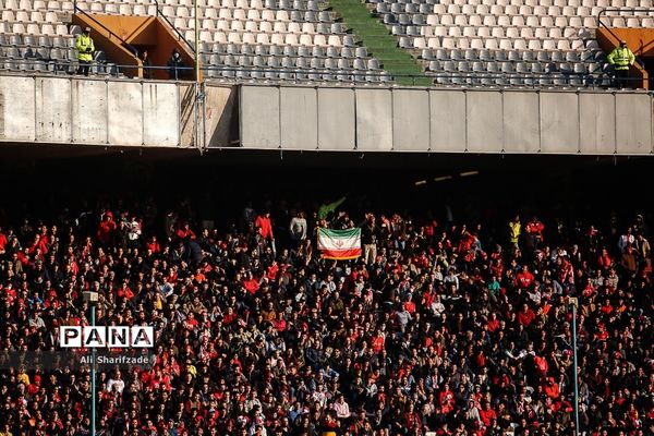 دیدار تیم‌های فوتبال پرسپولیس و تراکتورسازی