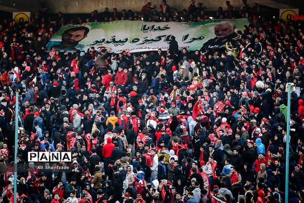 دیدار تیم‌های فوتبال پرسپولیس و تراکتورسازی