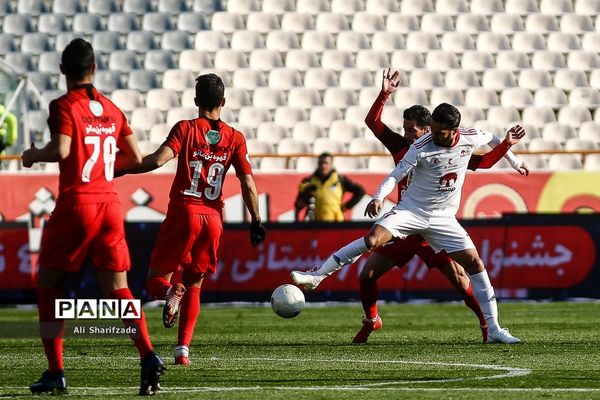 دیدار تیم‌های فوتبال پرسپولیس و تراکتورسازی