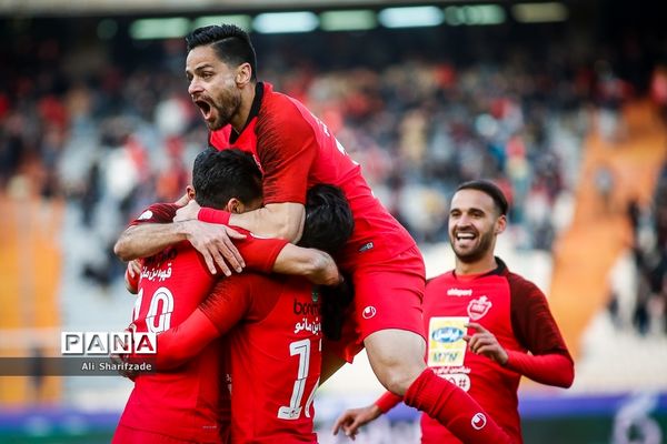 دیدار تیم‌های فوتبال پرسپولیس و تراکتورسازی