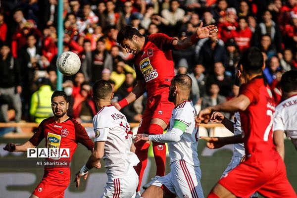 دیدار تیم‌های فوتبال پرسپولیس و تراکتورسازی