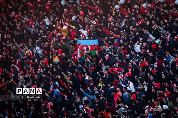 دیدار تیم‌های فوتبال پرسپولیس و تراکتورسازی