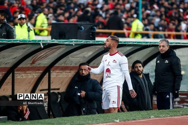دیدار تیم‌های فوتبال پرسپولیس و تراکتورسازی