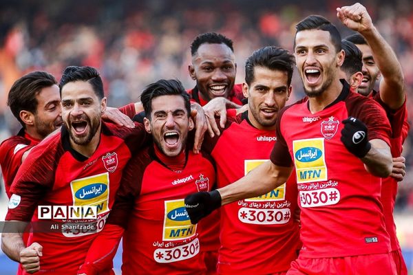 دیدار تیم‌های فوتبال پرسپولیس و تراکتورسازی
