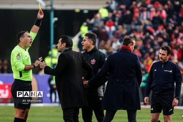 دیدار تیم‌های فوتبال پرسپولیس و تراکتورسازی