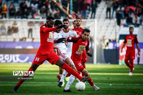 دیدار تیم‌های فوتبال پرسپولیس و تراکتورسازی