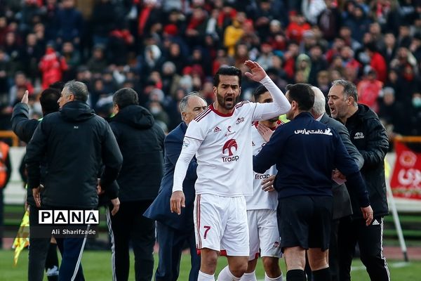 دیدار تیم‌های فوتبال پرسپولیس و تراکتورسازی