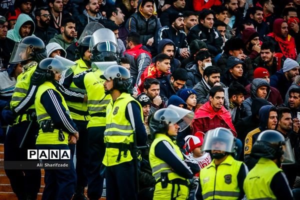دیدار تیم‌های فوتبال پرسپولیس و تراکتورسازی