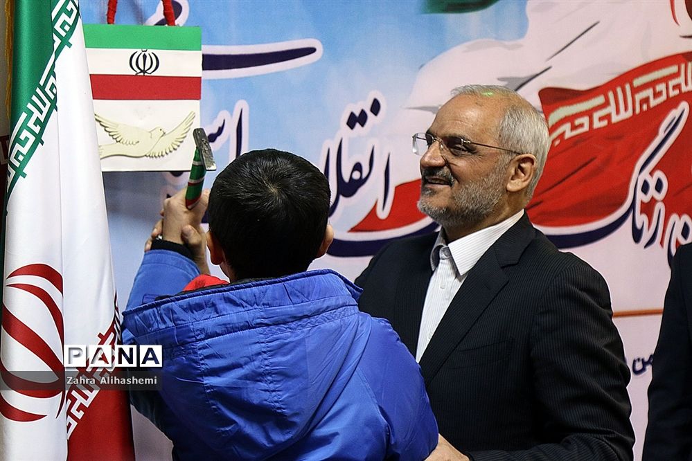 نواختن گلبانگ انقلاب اسلامی با حضور وزیر آموزش و پرورش