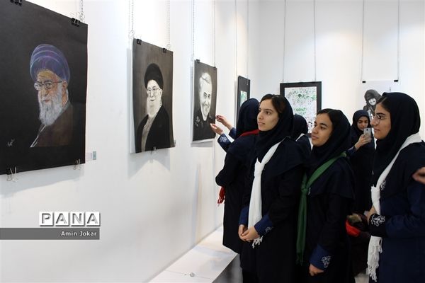 گشایش نمایشگاه انقلاب در آموزش و پرورش فارس