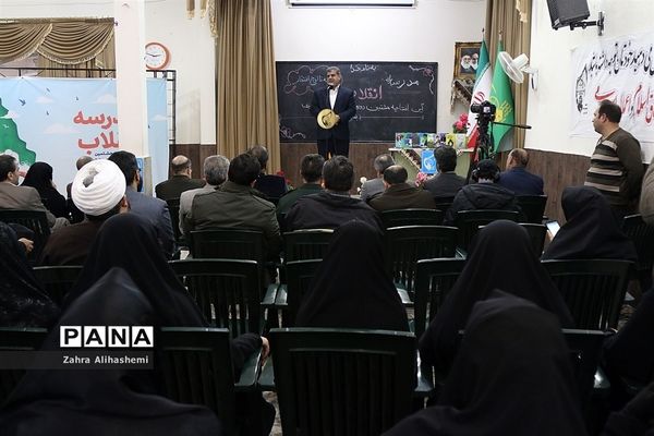 افتتاحیه هشتمین نمایشگاه دانش آموزی مدرسه انقلاب  در منطقه5