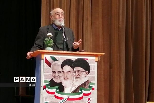 تجلیل از دانش آموزان برگزیده کنکور سراسری و مسابقات فرهنگی هنری در شهرستان بهاباد