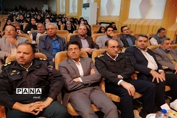 تجلیل از دانش آموزان برگزیده کنکور سراسری و مسابقات فرهنگی هنری در شهرستان بهاباد