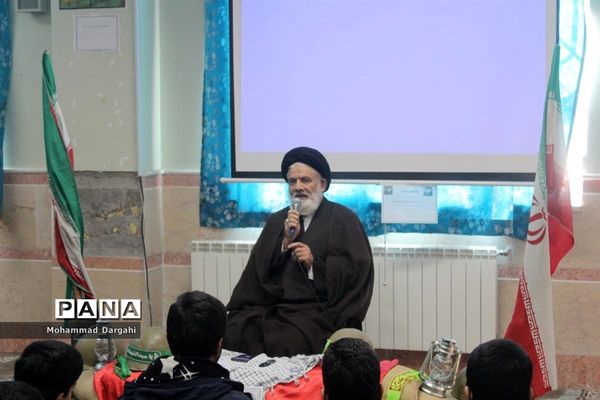 بازدید امام جمعه پردیسان از نمایشگاه انقلاب