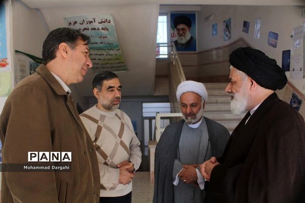 بازدید امام جمعه پردیسان از نمایشگاه انقلاب